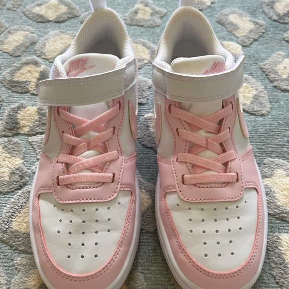 Kids Pink and White Sneakers Nike girls size 1 - Picture 2 of 5